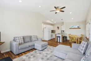Lakeside 2 bdrm condo steps from lake next to park - Image 3