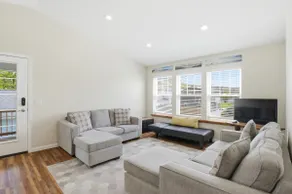 Lakeside 2 bdrm condo steps from lake next to park - Image 2