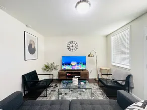 Modern 2-Bedroom Apartment (free parking). - Image 3