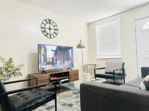 Modern 2-Bedroom Apartment (free parking). - Image 4