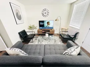 Modern 2-Bedroom Apartment (free parking). - Image 2