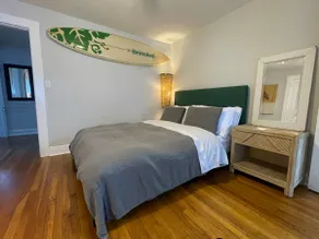 Heineken House, Queen plus Futon - Image 2