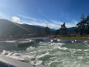 Log cabin with panoramic views and hot tub - Image 3