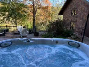 Romantic private cabin w hot tub in Amish Country - Image 3