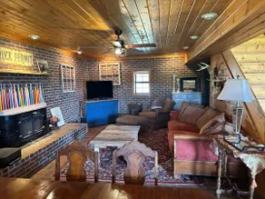 Cabin by the lake - Image 3