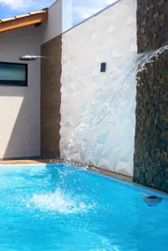 Farmhouse with heated pool, 10 minutes from downtown - Image 2