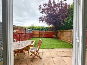 Town Centre spacious 4 bed town house - Image 3