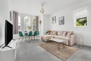 Two Bedroom Mansion House Apartment By AZ Luxury Stays Newmarket With Parking And WiFi - Image 2