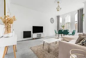 Two Bedroom Mansion House Apartment By AZ Luxury Stays Newmarket With Parking And WiFi - Image 5