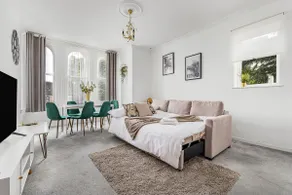 Two Bedroom Mansion House Apartment By AZ Luxury Stays Newmarket With Parking And WiFi - Image 4