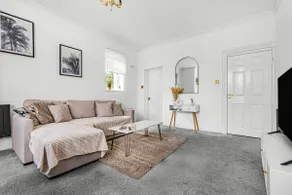 Two Bedroom Mansion House Apartment By AZ Luxury Stays Newmarket With Parking And WiFi - Image 3
