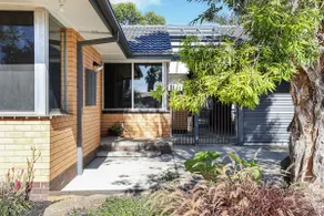 Higgins-Newly renovated house in central position - Image 2