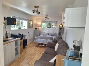 Adorable open-plan cottage with private parking - Image 2