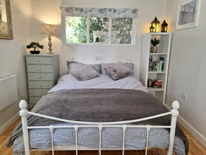 Adorable open-plan cottage with private parking - Image 3