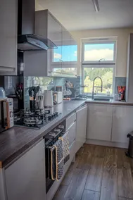 Dundee themed apartment with free parking - Image 2