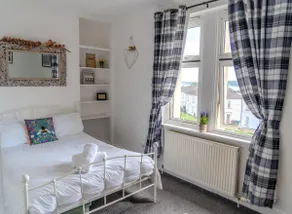 Dundee themed apartment with free parking - Image 3