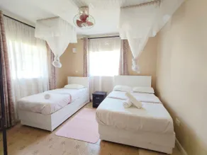Lavish 2br w/ 3 beds, garden view &outdoor seating - Image 2
