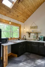 Cozy guest cottage at The Black Walnut Chateau - Image 3