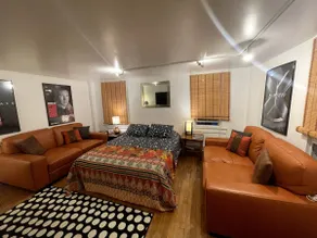 Hollywood Bungalow in the Berkshires #C0191633410 - Image 2