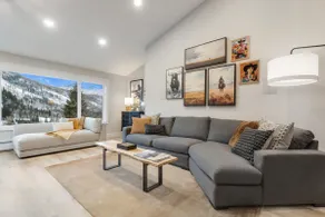 SnowFox Haus | Spa Baths + Mtn View & Town Shuttle - Image 3