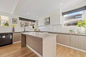 Charming House; Walk to Beach & Shops - Image 5