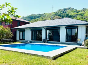 One-story villa with private pool. You can also enjoy BBQ by the pool. The garden is a natural grass dock run - Image 5