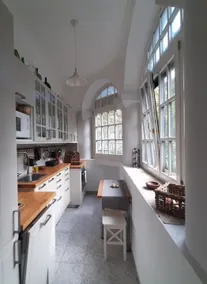Boutique Home in a chestnut-lined street - Image 2