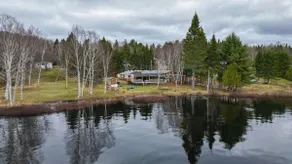 Serene Lakefront Cottage Escape - Image 2