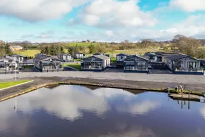 Lakeside Luxury Lodge 7 with Hot Tub - Image 4