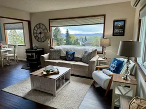River's Bend Cottage-Scenic River & Mountain Views - Image 3