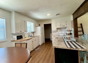 High Plains Hideaway-Cozy and convenient to TTU, LCU, Medical District and more! - Image 3