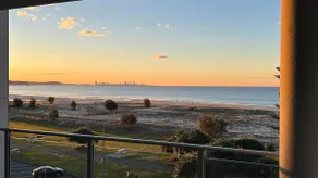 Kirra absolute beachfront luxury apartment - Image 5