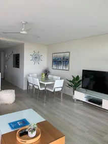 Kirra absolute beachfront luxury apartment - Image 4