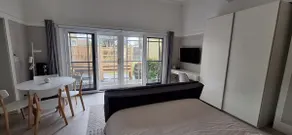 Self contained studio, walk to beach, train, shops - Image 2