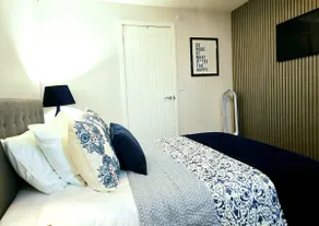 Stylish, business traveller friendly apartment, with free parking and Netflix - Image 3