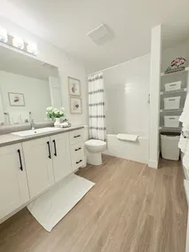 Bright Spacious King Suite|Fast Wifi| Free Parking - Image 5
