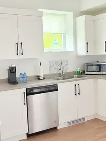 Bright Spacious King Suite|Fast Wifi| Free Parking - Image 2