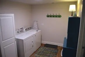 2 Bed/1 Bath with Laundry, Walkable to Downtown - Image 5