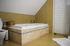 Lavish tub, private parking, walkable foodie area - Image 5