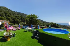 Vues spectaculaires sur la mer et la montagne dans une maison conçue par un artiste - Image 2