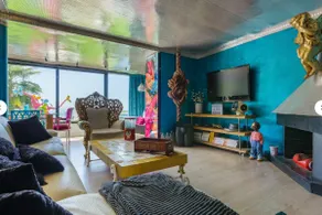 Vues spectaculaires sur la mer et la montagne dans une maison conçue par un artiste - Image 3