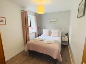 Luxury 2 Bed Apt on Country Estate (Pet Friendly) - Image 3