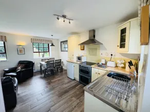 Luxury 2 Bed Apt on Country Estate (Pet Friendly) - Image 2