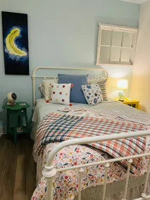 Adorable 1-bedroom guest cottage w/ free parking - Image 2