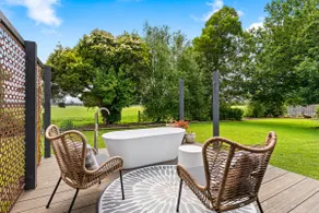 Cosy 3 Bed 2 Bath Oasis in Yarragon Village - Image 2