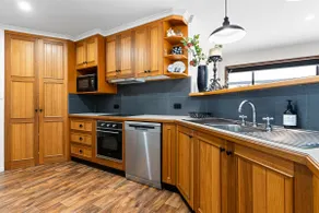 Cosy 3 Bed 2 Bath Oasis in Yarragon Village - Image 4