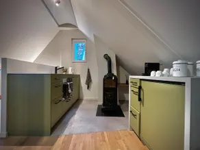 Attic studio with 180° lake view & direct lake access - Image 5