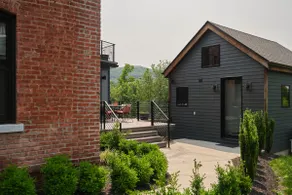 A modern barn on the Hudson River - Image 3