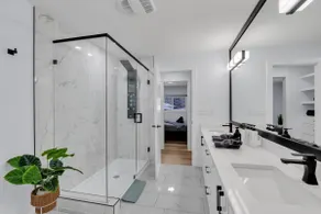 ” Rodeo” Upper Suite in Trendy Killarney - Image 5