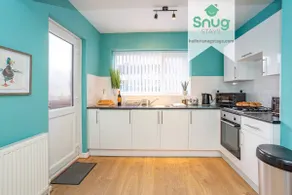 3BR w/ Parking • Ideal for Contractors & Groups - Image 3